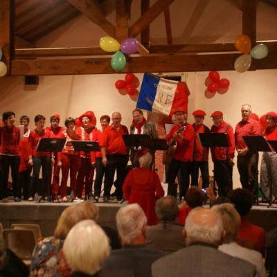 Sur la scène de la salle des fêtes